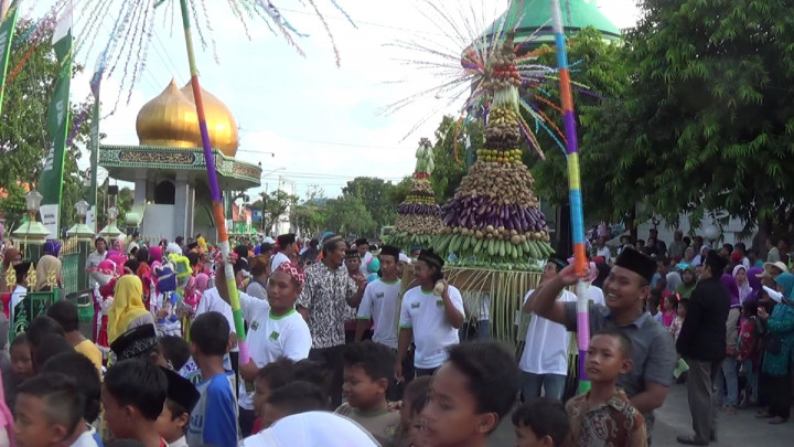 Berebut Seribu Lepet di Masjid Agung Kendal