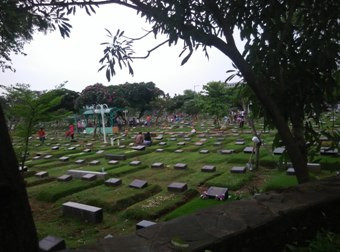 Memburu Rezeki Dadakan Jadi Tukang Parkir di Pemakaman