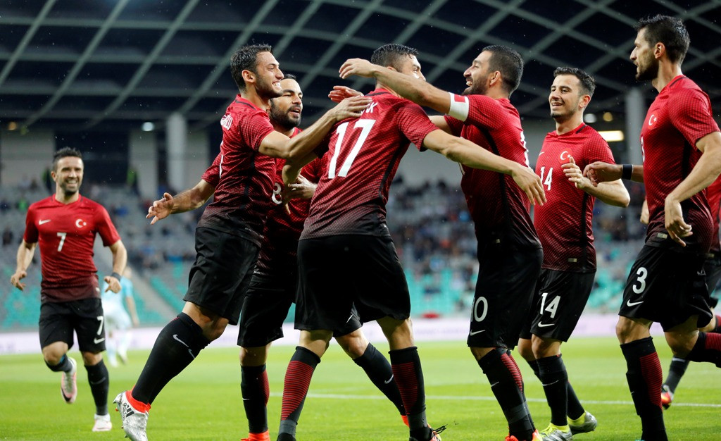 Penggawa timnas Turki merayakan kemenangan. (Foto: AP/Darko Bandic)