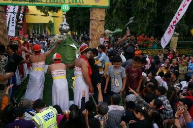 Tradisi Gerebek Apem Tandai Awal Ramadan di Jombang