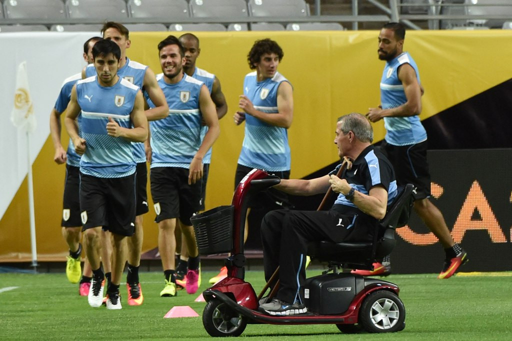 Para pemain Uruguay melakukan latihan didampingi pelatih Oscar Tabarez (Foto:AFP)
