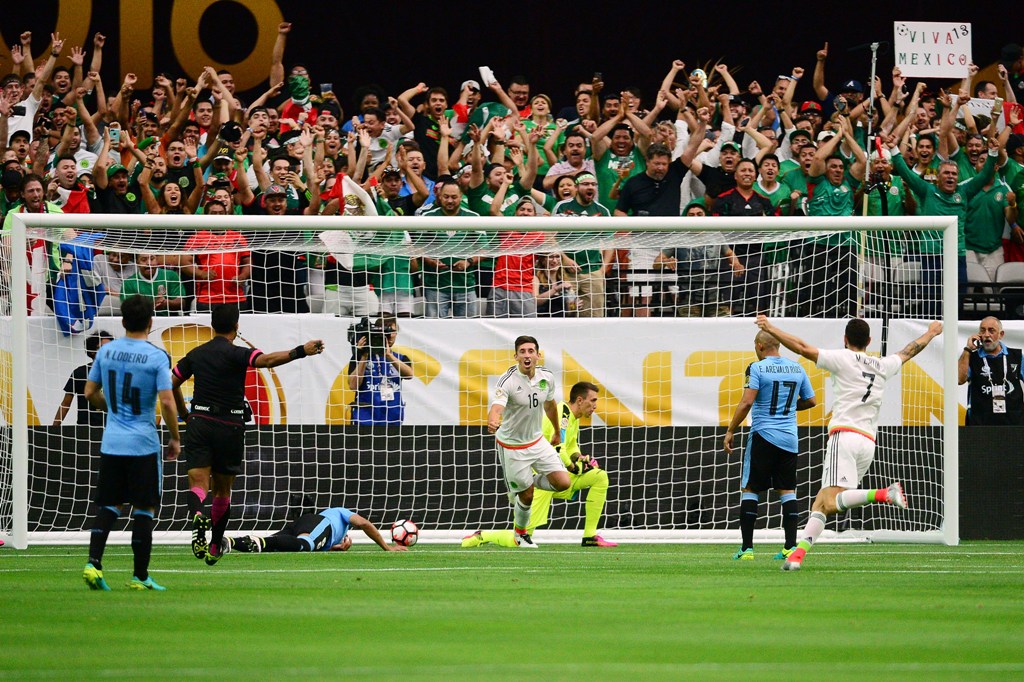 Momen usai Alvaro Pereira menyundul bola ke gawang Muslera (Foto:AFP)
