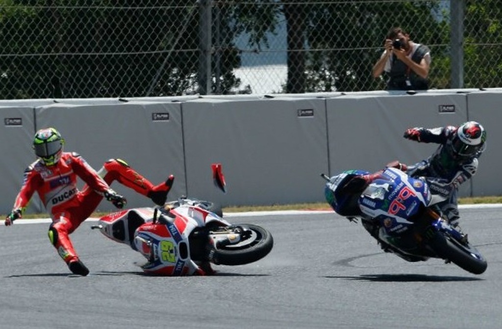 Insiden tabrakan Jorge Lorenzo dan Andrea Iannone di Sirkuit Catalunya (Twitter/Crash.net)