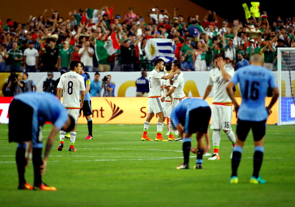 Dua ekspresi berbeda dari Uruguay dan Meksiko (Foto: AP)