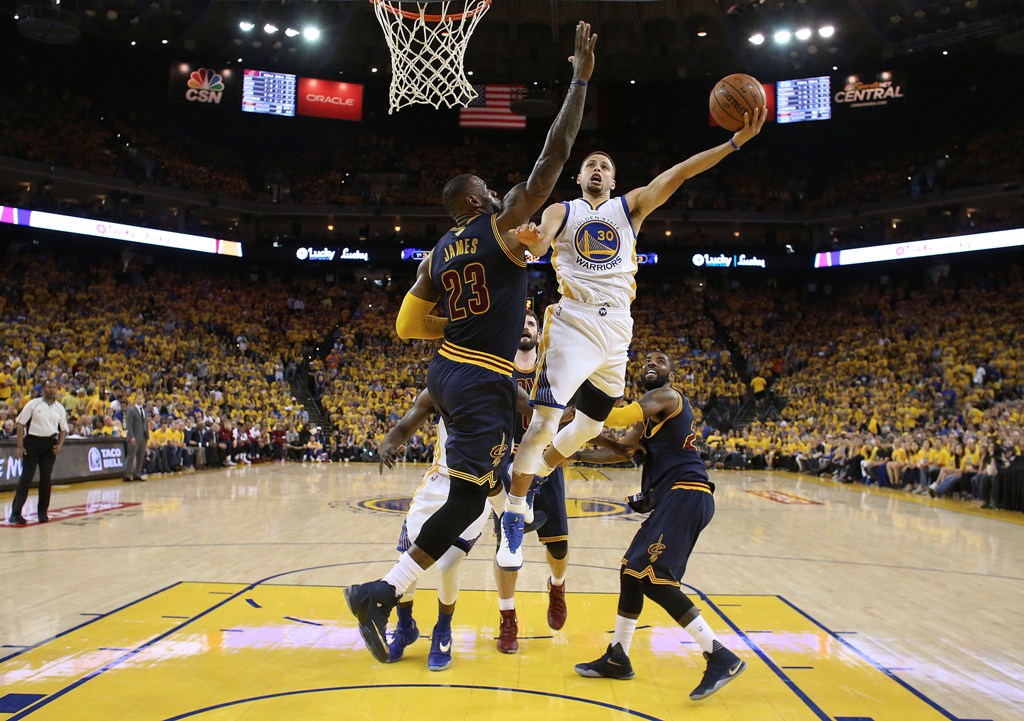 Laga kedua final NBA 2015--2016 antara Golden State Warriors melawan Cleveland Cavaliers (Ezra Shaw, Getty Images via AP)