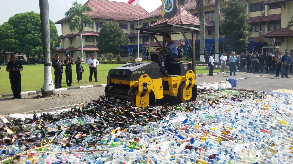 Salah satu proses pemusnahan hasil operasi pekat di Polda DIY. Foto: Metrotvnews.com/Ahmad Mustaqim