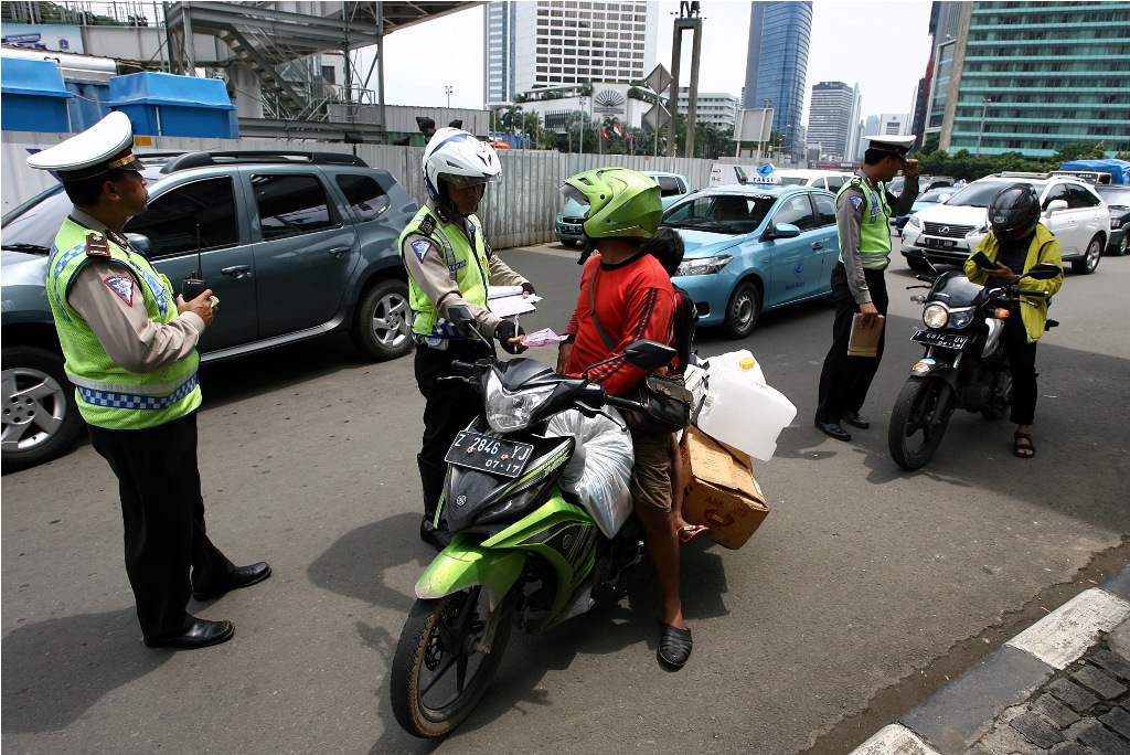 Ilustrasi-- Pengendara roda dua ditilang polisi lalu lintas karena melintas di Jalan Raya Thamrin, Jakarta, Minggu (18/1)--MI/Susanto