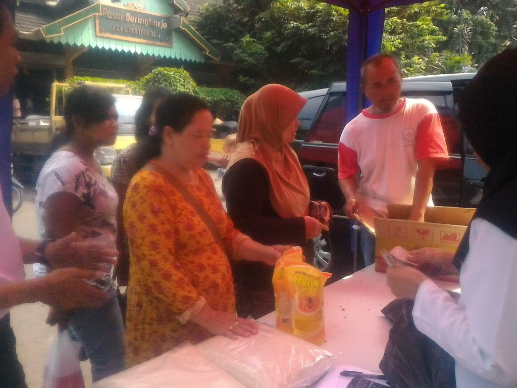 Warga mengantre untuk membeli beberapa kebutuhan pokok dalam operasi pasar di Pasar Beringharjo, Yogyakarta. (Metrotvnews.com/Patricia Vicka)