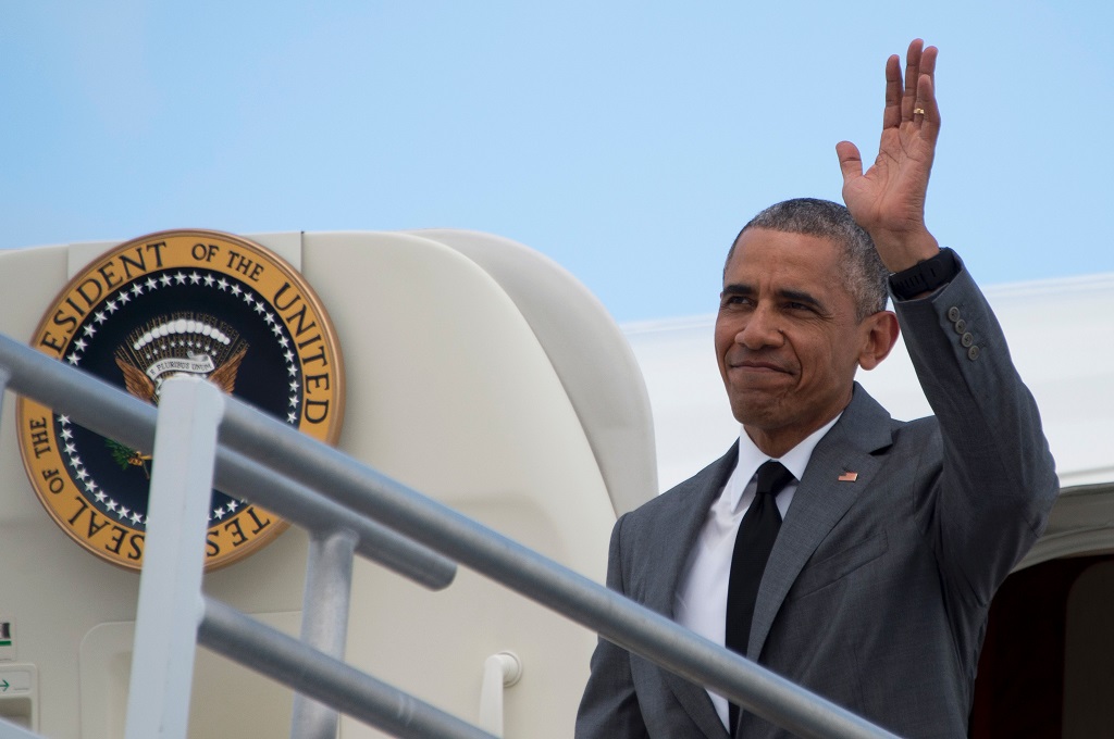 Presiden Barack Obama menaiki kapal kepresidenan Air Force One di Joint Base Andrews, Maryland, AS, 3 Juni 2016. (Foto: AFP/JIM WATSON)
