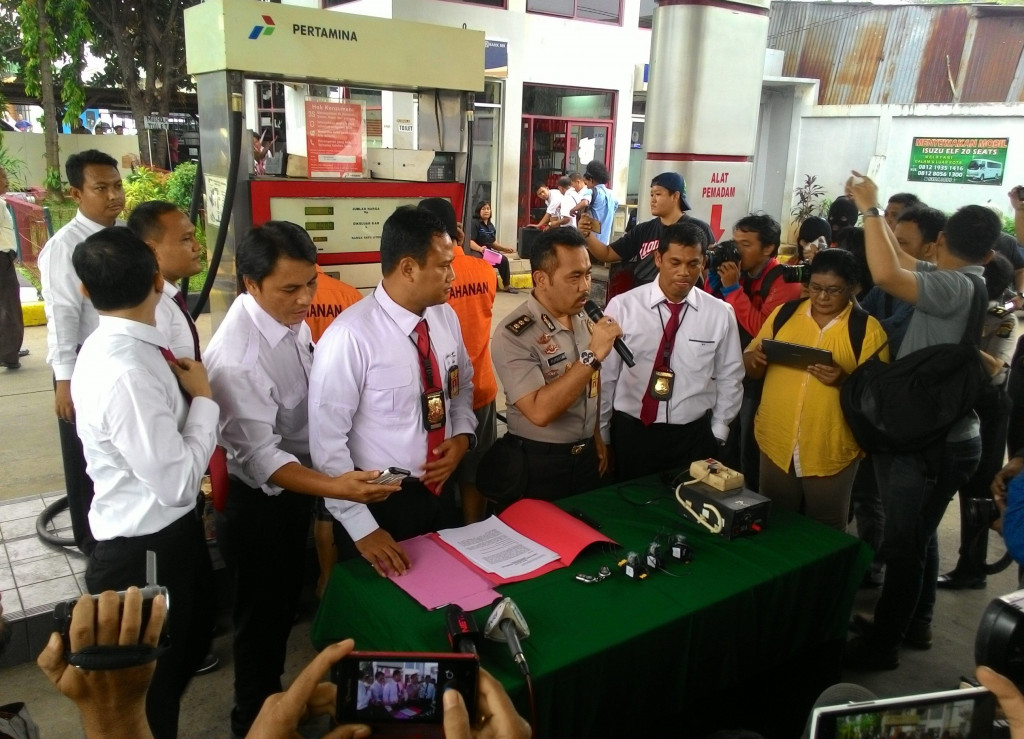 Polisi jumpa pers kasus penipuan utak atik takaran BBM di SPBU Jalan Veteran Rempoa Bintaro, Jakarta Selatan, Senin (6/6/2016). Foto: MTVN/IIlham Wibowo