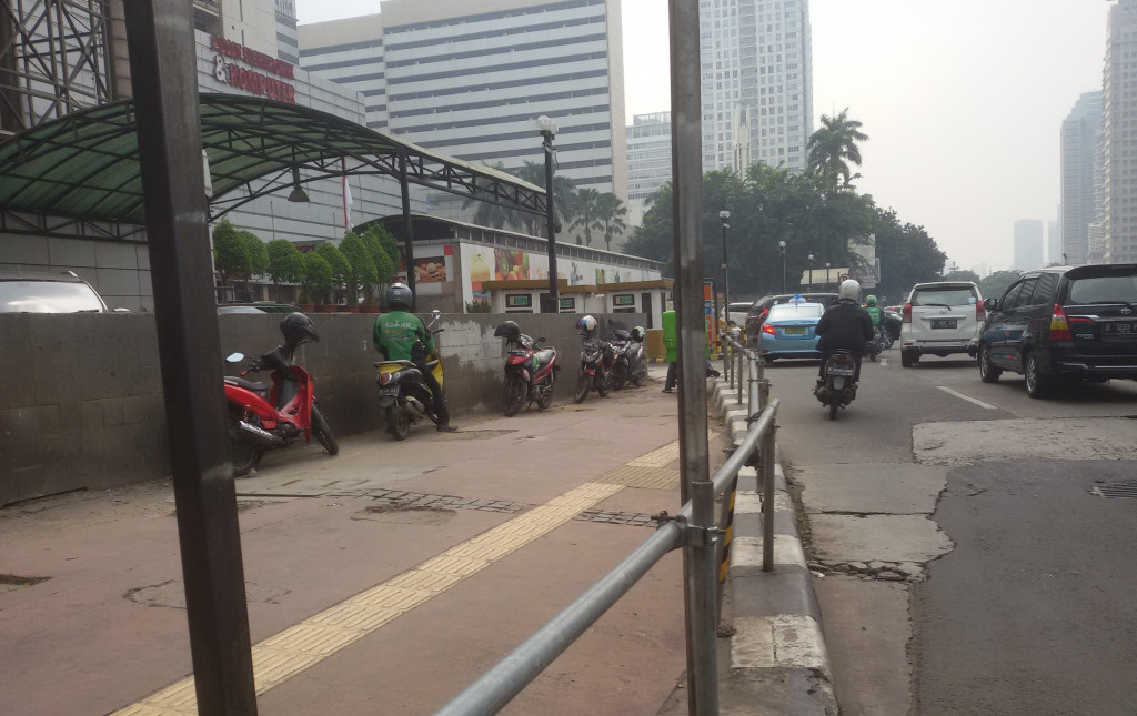 Beberapa sepeda motor mangkal di trotoar depan Ratu Plaza. Foto: MTVN/Whisnu Mardiansyah.
