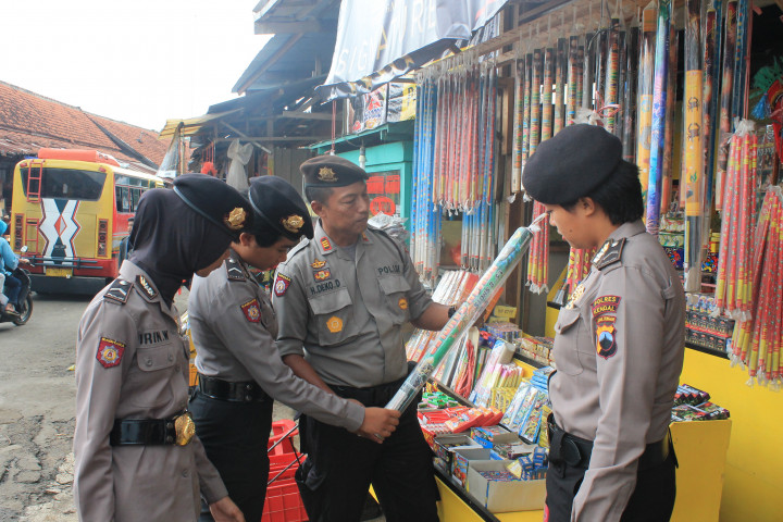 Ribuan Petasan dan DVD Porno Disita Polres Kendal