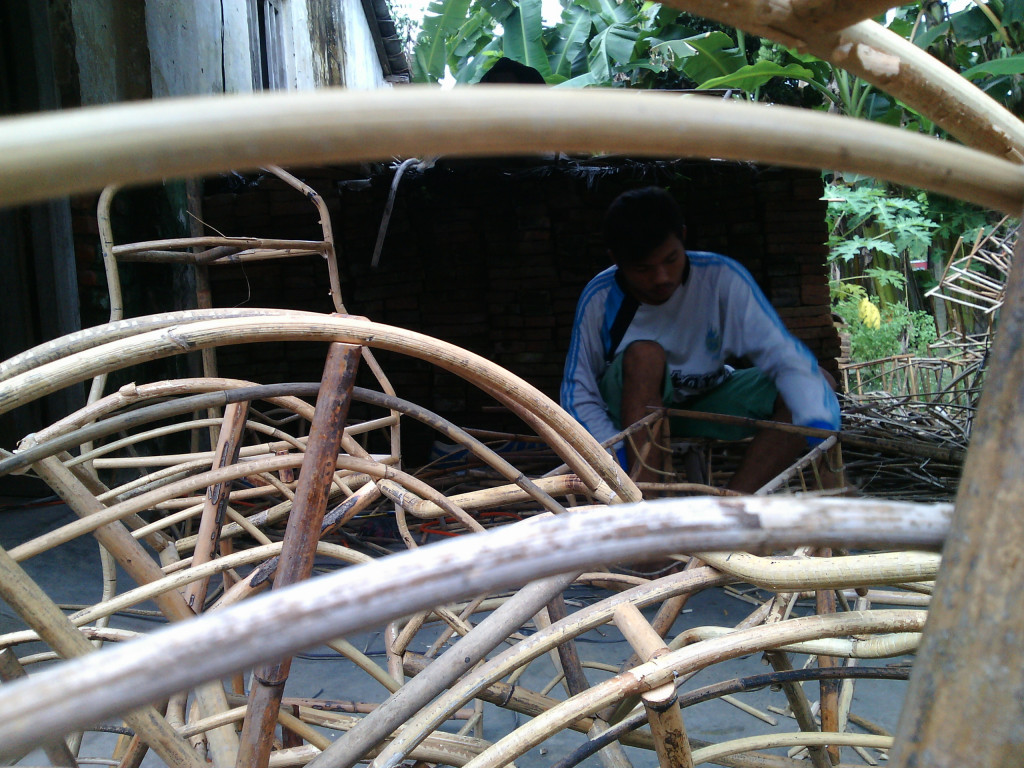 Salah seorang pekerja menyelesaikan keranjang parcel yang terbuat dari rotan. (Metrotvnews.com/Pythag Kurniati)