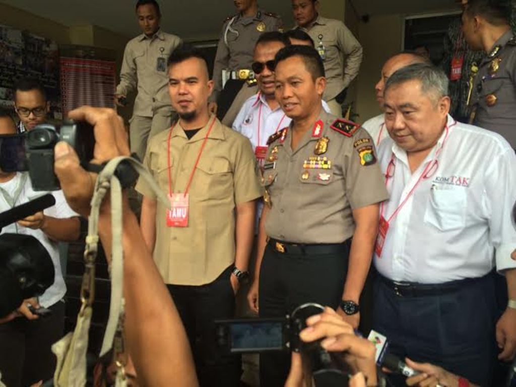 Musisi Ahmad Dhani dan Kapolda  Metro Jaya Irjen Moechgiyarto--Metrotvnews.com/Ilham Wibowo