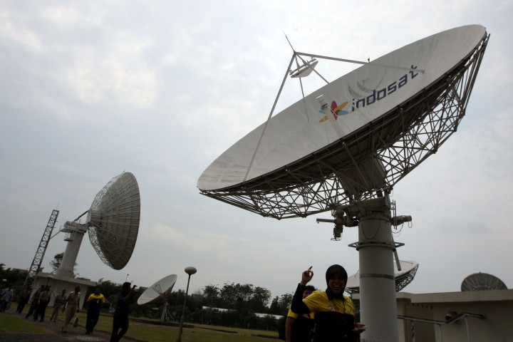 Satelit, Krisis Ekonomi, dan Privatisasi