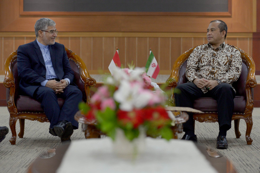 Menteri Desa, Pembangunan Daerah Tertinggal dan Transmigrasi Marwan Jafar (kanan) menerima Duta Besar Republik Islam Iran untuk Indonesia Viliollah Muhammadi di Kantor Kemendes PDTT, Jakarta. (dokumentasi Kemedesa PDTT)