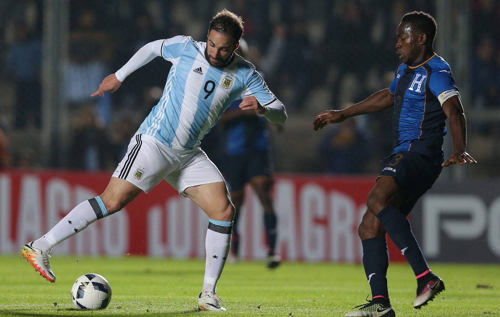 Gonzalo Higuain (Kiri) tampil saat menghadapi Honduras pada laga uji coba jelang menghadapi Copa America 2016 (Foto: AP/Nicolas Aguilera)