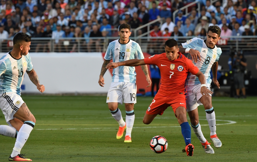 Alexis Sanchez berduel dengan Ever Banega (Foto: AFP/Mark Ralston)
