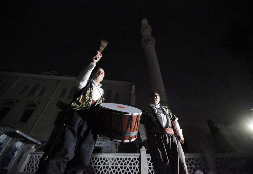 Kegiatan memukul beduk Ali Buldu di Istanbul. (Foto: AP)