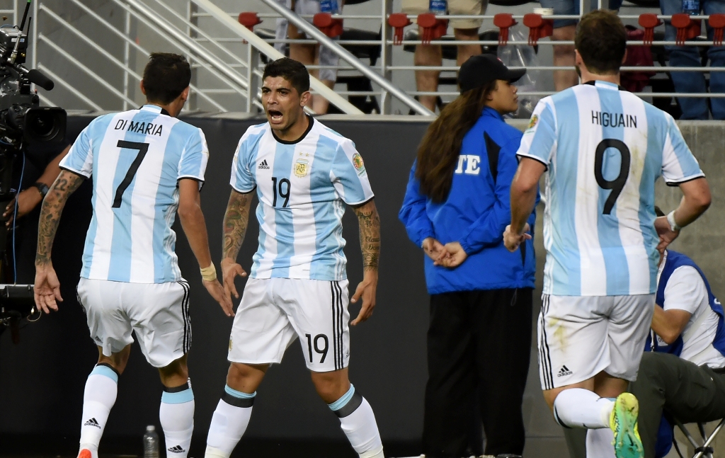 Ever Banega (Tengah) (Foto: AFP/Mark Ralston)