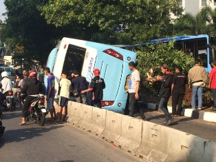 Polisi Tahan Pengemudi TransJakarta yang Terbalik di Buncit