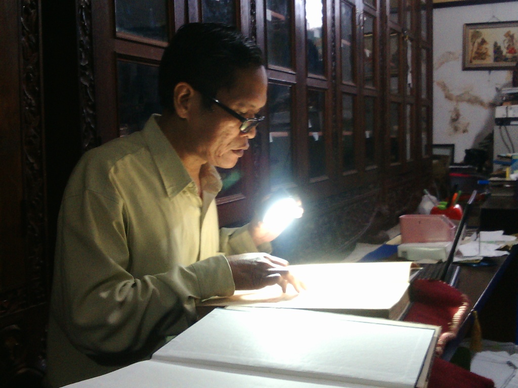 Totok Yasmiran membacakan terjemahan Al Quran berbahasa Jawa (Foto: MTVN/Pythag Kurniati)