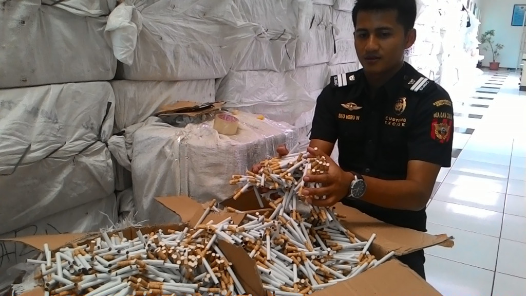 Petugas kantor bea cukai Kudus menunjukan rokok ilegal hasil operasi. (Metrotvnews.com/Rhobi Shani)