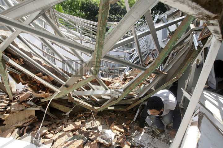 Atap Gedung Menwa UI Roboh