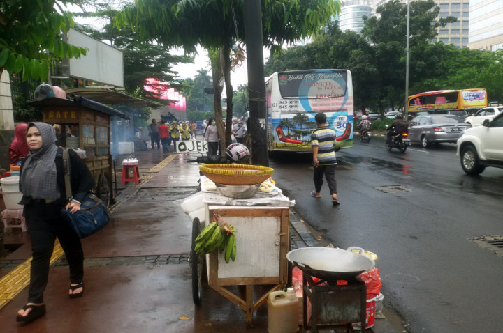 PKL Rela Kucing-kucingan demi Jualan di Trotoar