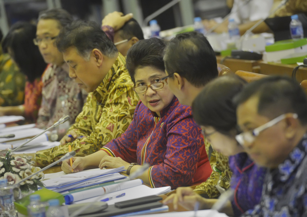 Menteri Kesehatan Nila F Moeloek (tengah) mengikuti Rapat kerja dengan Komisi IX DPR membahas Perppu Nomor 1 tahun 2016. (ANTARA FOTO/Yudhi Mahatma)