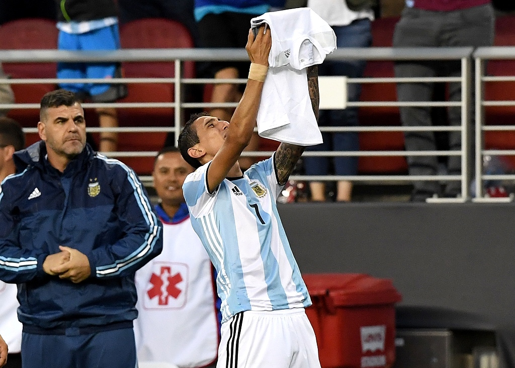 Angel Di Maria melakukan selebrasi setelah mencetak gol ke gawang Cile (Foto: AFP)