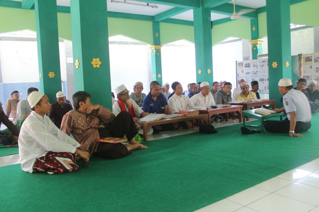 Puluhan narapidana mengikuti pesantren kilat di Lapas Kelas I Cirebon, 7 Juni 2016, MTVN - Ahmad Rofahan