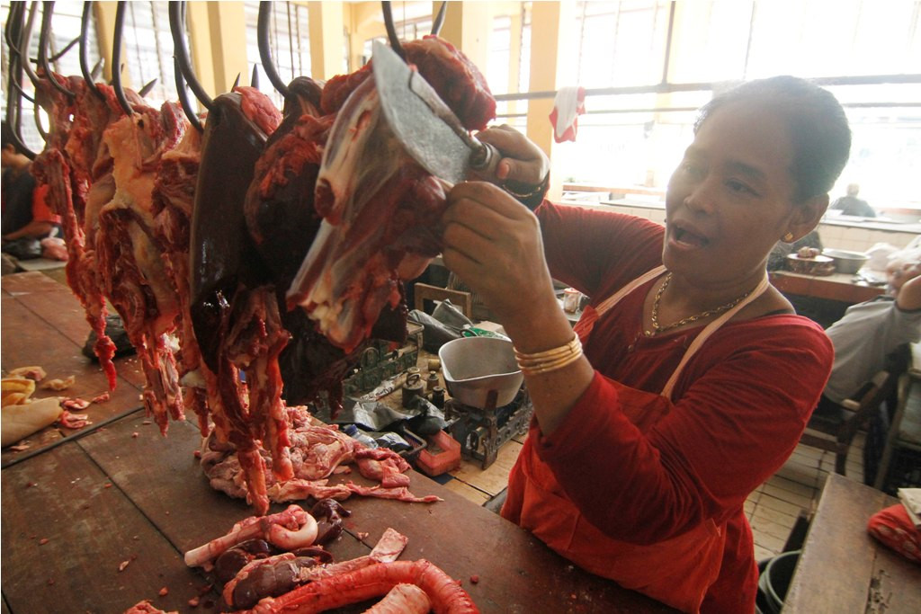 Pedagang memotong daging sapi (ANTARA FOTO/Regina Safri)