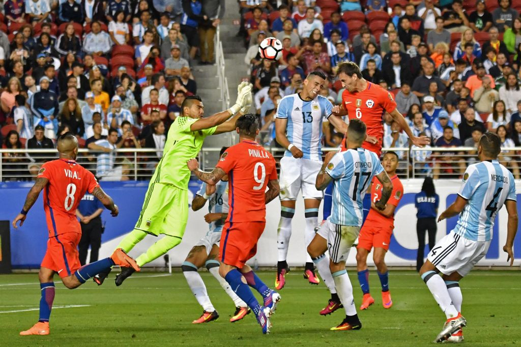 Momen kemelut di gawang Argentina (Foto: AFP PHOTO / JOSH EDELSON)