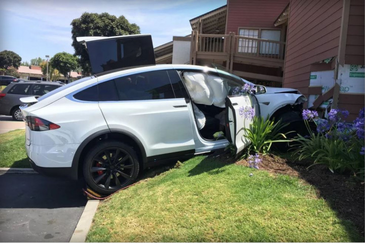 Istri Tabrak Mobil Model X, Pria Ini Salahkan Tesla