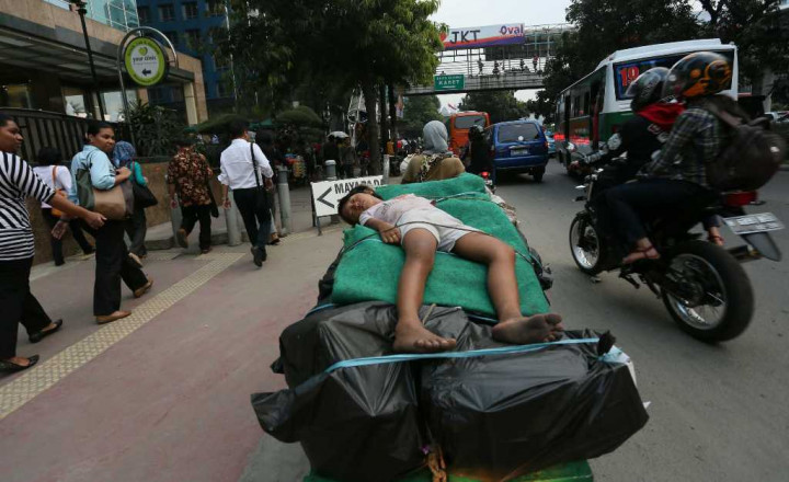 Warga Diminta Tak Beri Santunan kepada 'Manusia Gerobak'