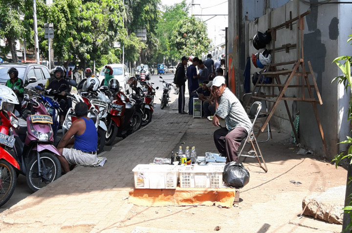 Trotoar Kebayoran Lama Masih Jadi Tempat PKL dan Ojek