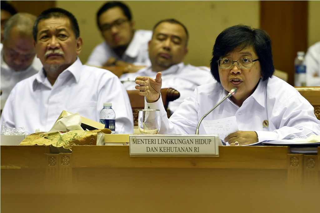 Menteri Lingkungan Hidup dan Kehutanan Siti Nurbaya (kanan) (ANTARA FOTO/Puspa Perwitasari)