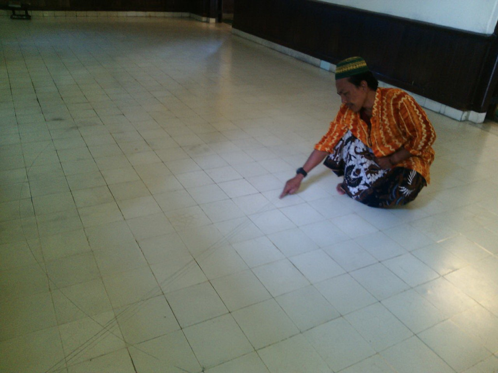 Takmir Masjid Tegalsari, Syakur menunjukkan garis-garis penanda waktu berdasarkan matahari (jam istiwak) di lantai masjid. (Metrotvnews.com/Pythag Kurniati)