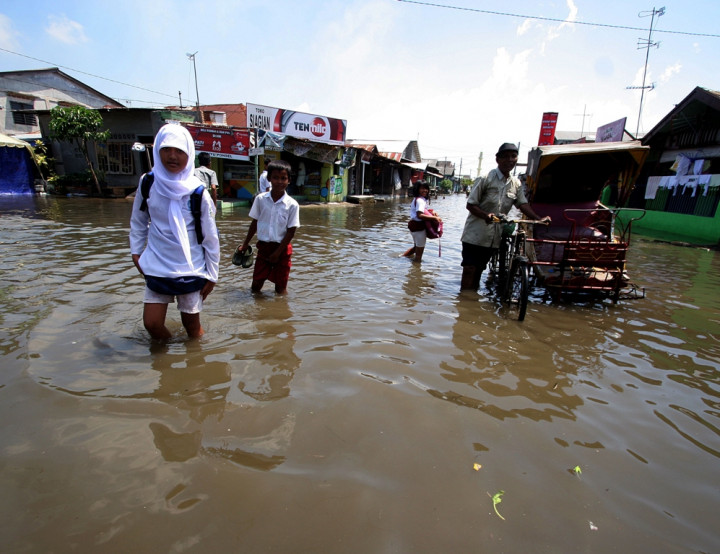 Tanggul Jebol, Banjir Rob Rendam Ribuan Rumah