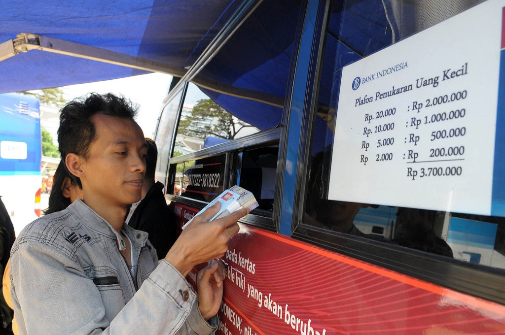 Warga menukar uang receh untuk keperluan Lebaran 2015, MI - Panca Syurkani