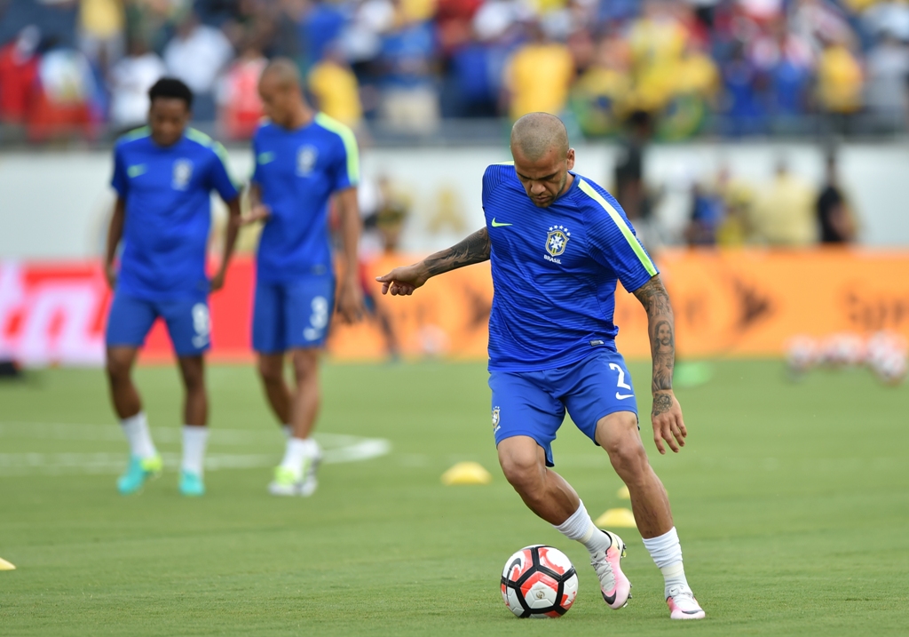 Kapten Brasil Dani Alves jelang laga kontra Haiti (Foto: AFP)