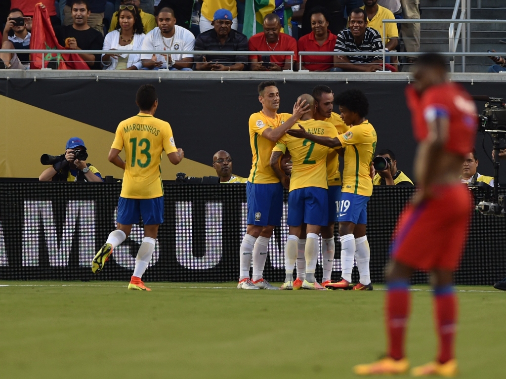 Para pemain Brasil merayakan gol ke gawang Haiti (Foto: AFP)