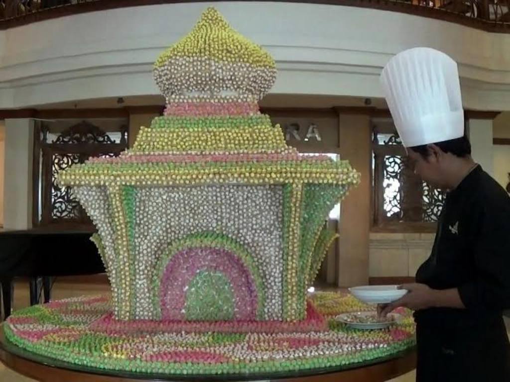 Miniatur masjid dari 8 ribu butir kue kancing. (Foto: MTVN/Pythag)
