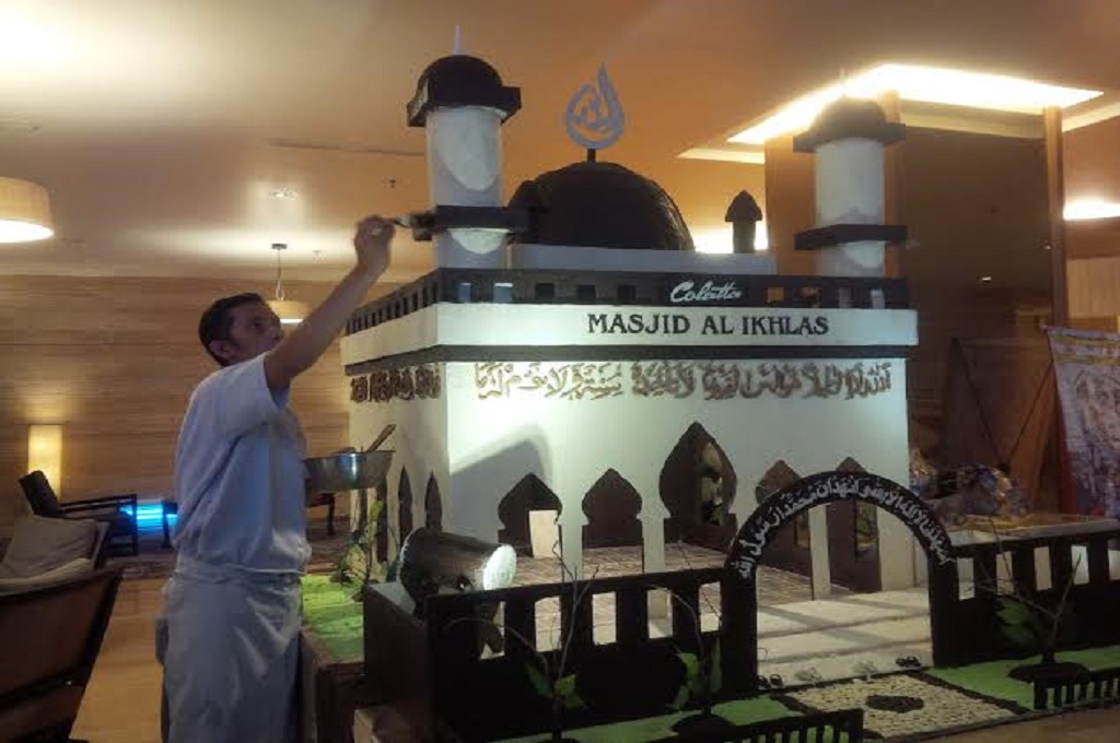 Miniatur masjid yang dibuat dari bahan cokelat di Semarang, MTVN - Dhana Kencana