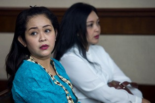 Bantu Damayanti, Julia Terima Rp800 Juta