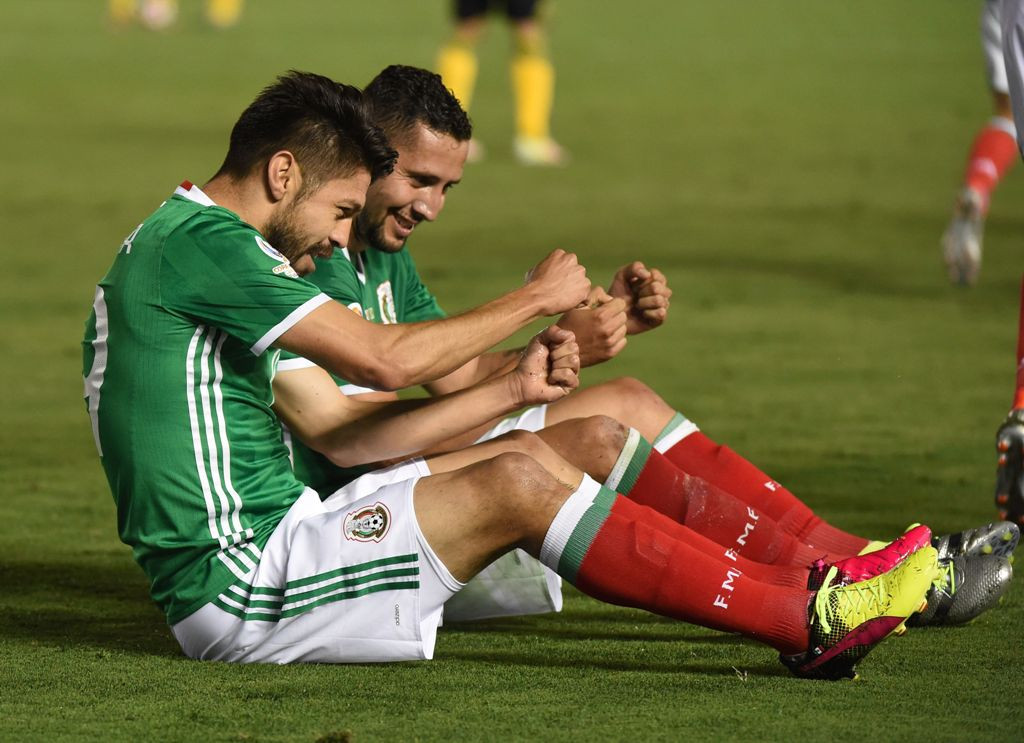 Selebrasi gol Oribe Peralta. (AFP PHOTO / Mark Ralston)