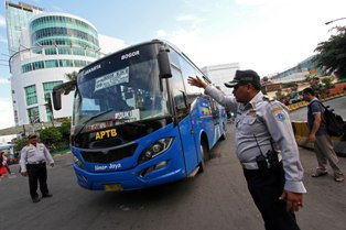 Ahok Tak Hirau Penumpang APTB Terlantar