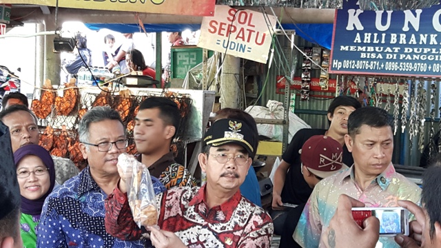 Wali Kota Jakarta Pusat Mangara Pardede saat sidak di Pasar Benhil, Jakarta Pusat. Riyan Ferdianto/Metrotvnews.com.