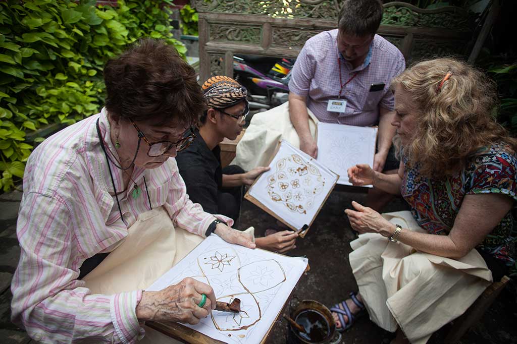 Turis Belajar Membatik di Laweyan Solo